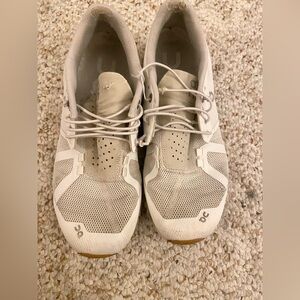 ON RUNNING
CLOUD TRAINERS IN WHITE/SAND women’s 8.5